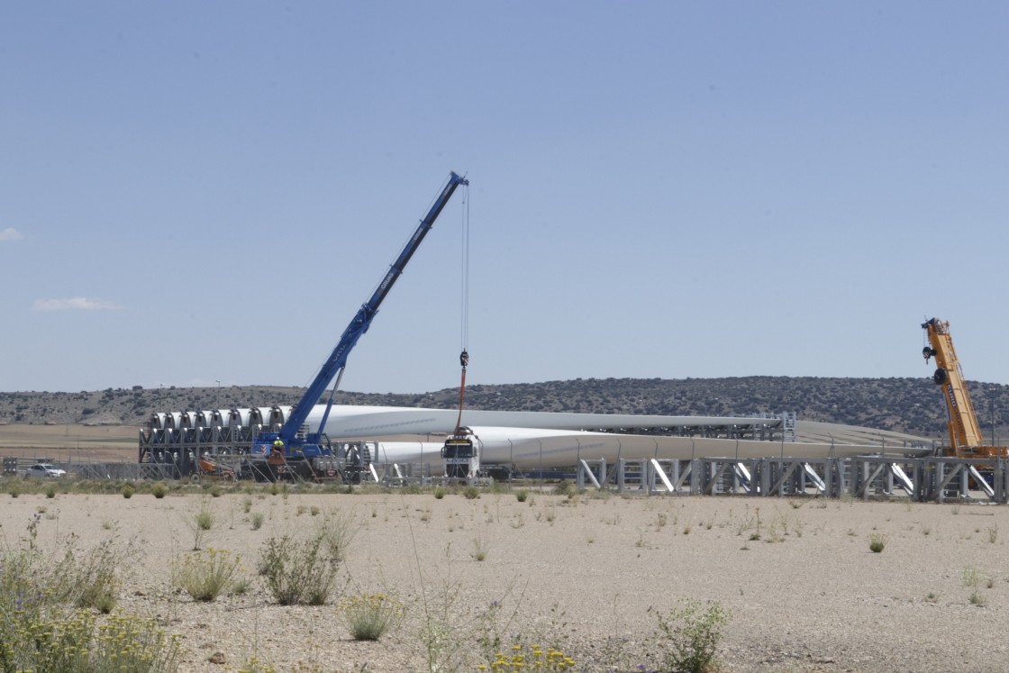 Los aerogeneradores del Clúster Maestrazgo se almacenan en el Aeropuerto de Teruel