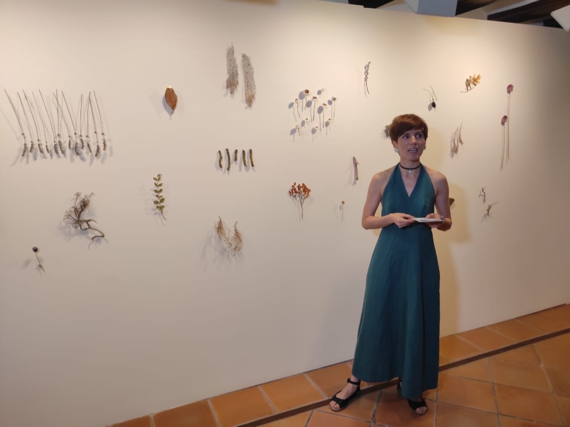 Marta Sánchez enseña su obra de orfebrería vegetal, que recuerda a la Ciencia natural