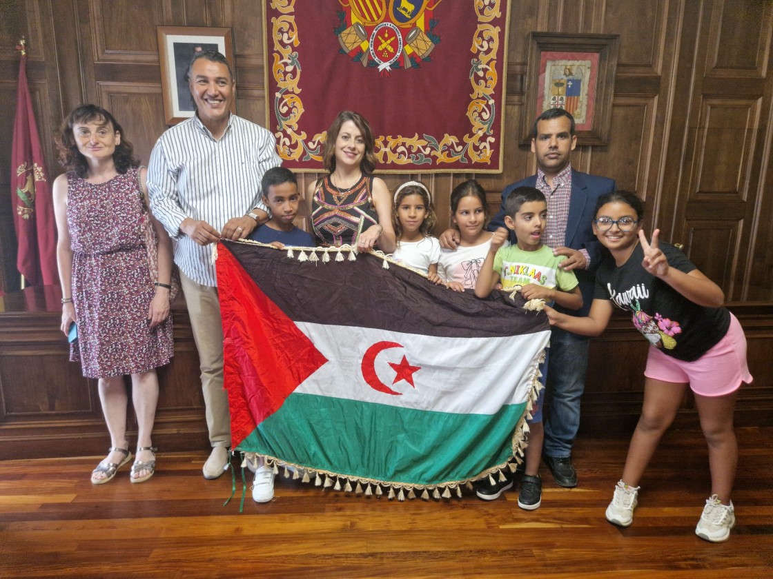 Afectuosa bienvenida de la alcaldesa a los niños saharauis  que pasan el verano en Teruel