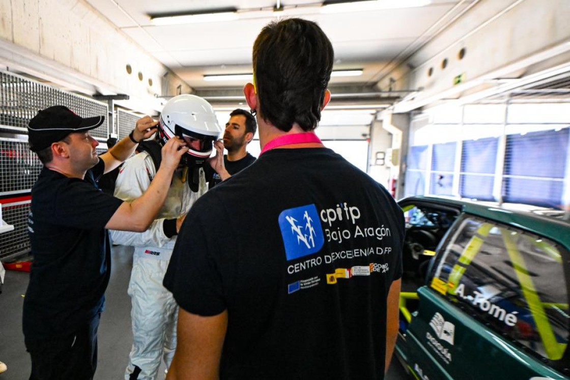 El Saxo ‘tuneado’ en el instituto de Alcañiz compite bien en Motorland