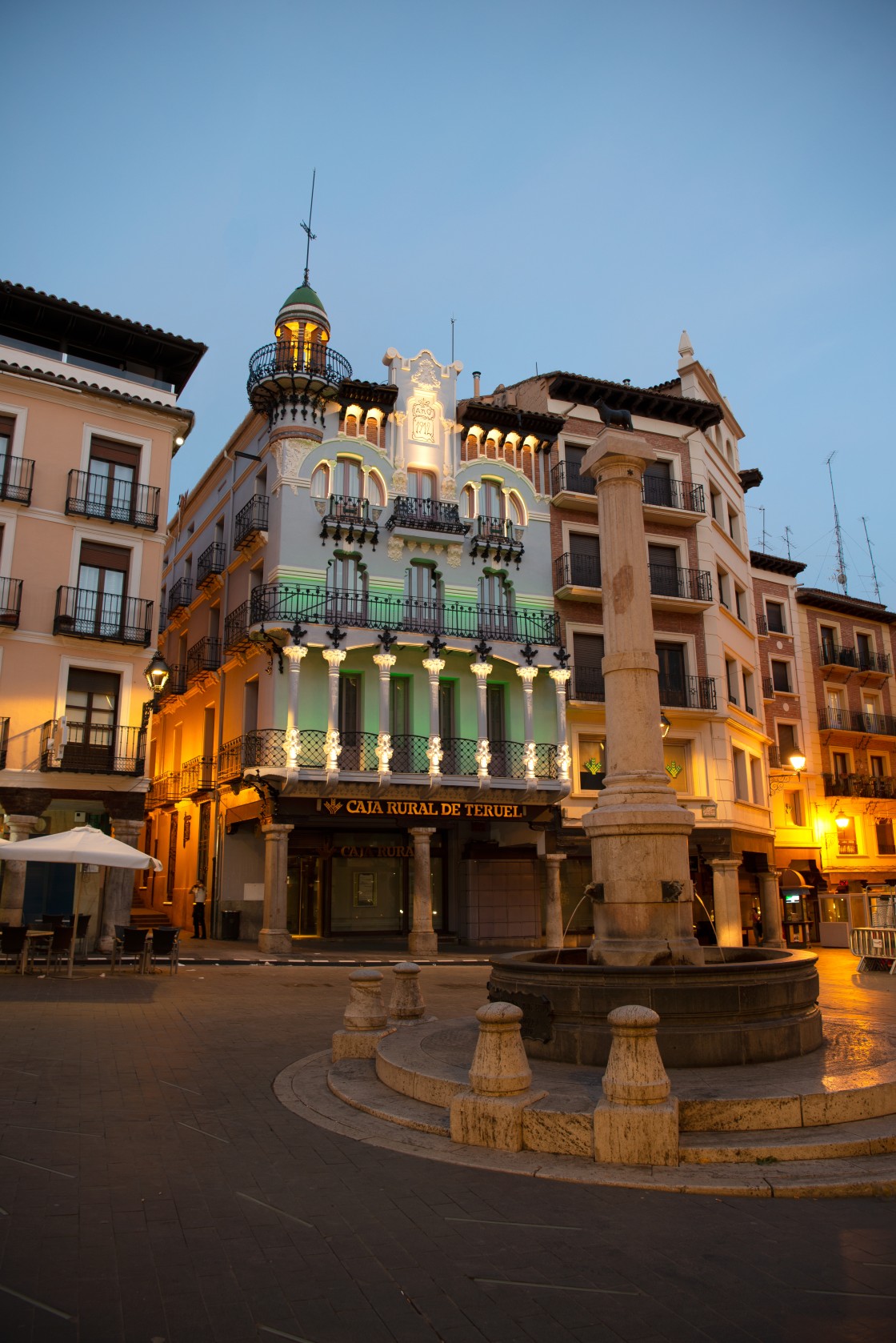 La fachada de la Casa el Torico irradia ya  su belleza tras desprenderse de los andamios