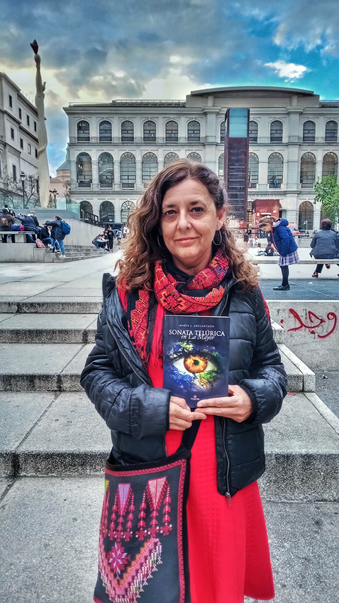 María Adelantado, escritora: “El capitalismo global no es sostenible, la idea de su colapso ha dejado de ser radical”