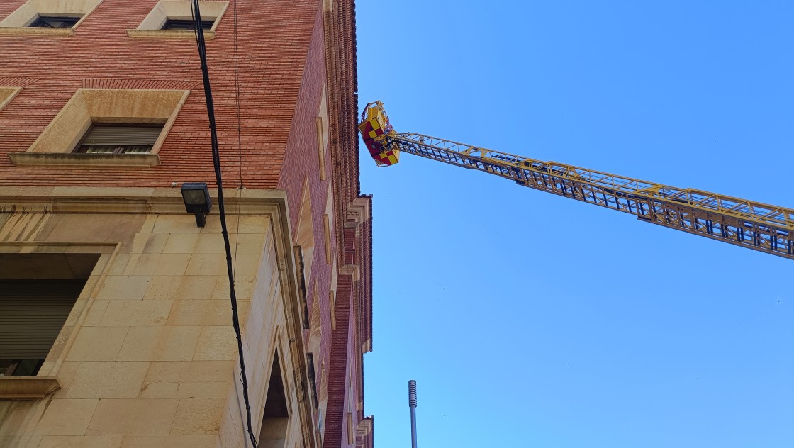 El Servicio de Extinción de Incendios y el Servicio de Arquitectura repasan las cuatro fachadas del Palacio Provincial y reparan desperfectos