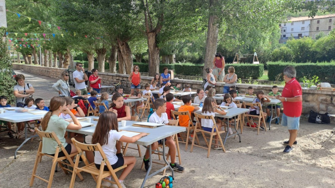 Los niños de Villarroya aprenden el patrimonio local al pintarlo con el pincel