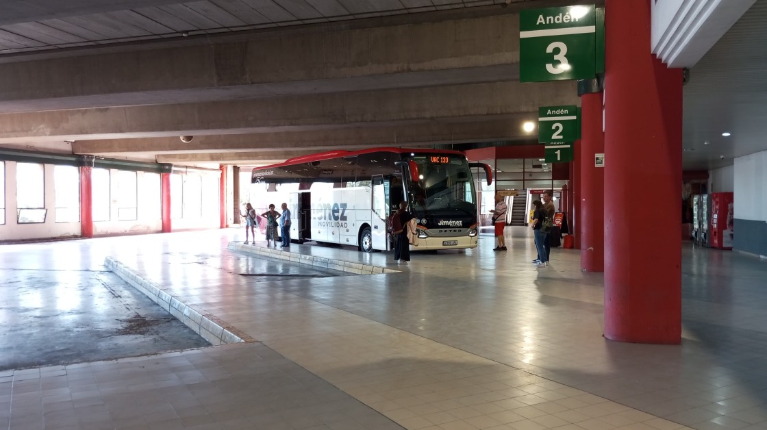 La Ley de Movilidad Sostenible, que prevé suprimir paradas de autobús, está atascada en el Congreso