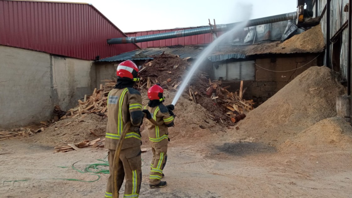 Los Bomberos de la DPT extinguen un incendio en una serrería en Orihuela del Tremedal