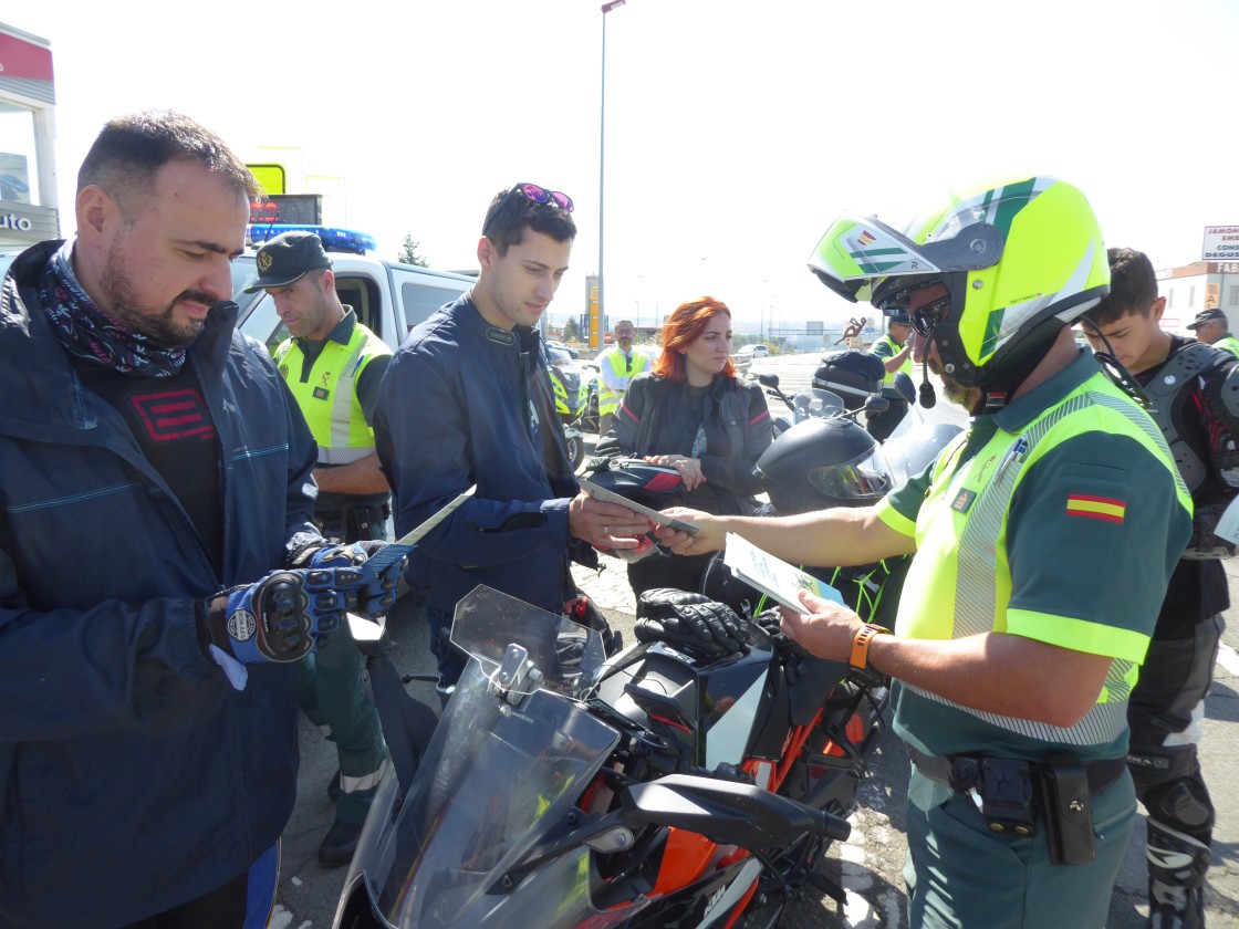 Tráfico sensibiliza a los motoristas en Teruel sobre una conducción segura