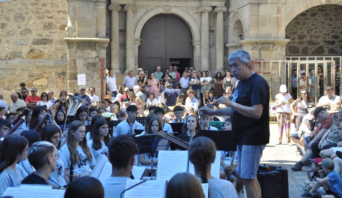 Alcalá vuelve a aplaudir a los músicos en su despedida y los emplaza para el año que viene