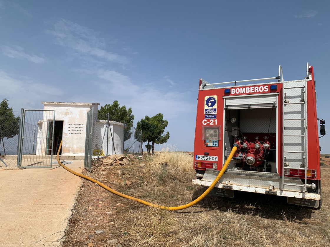 Los Bomberos de la DPT suministran 186.000 litros a seis localidades turolenses y a la Helitransportada de Calamocha