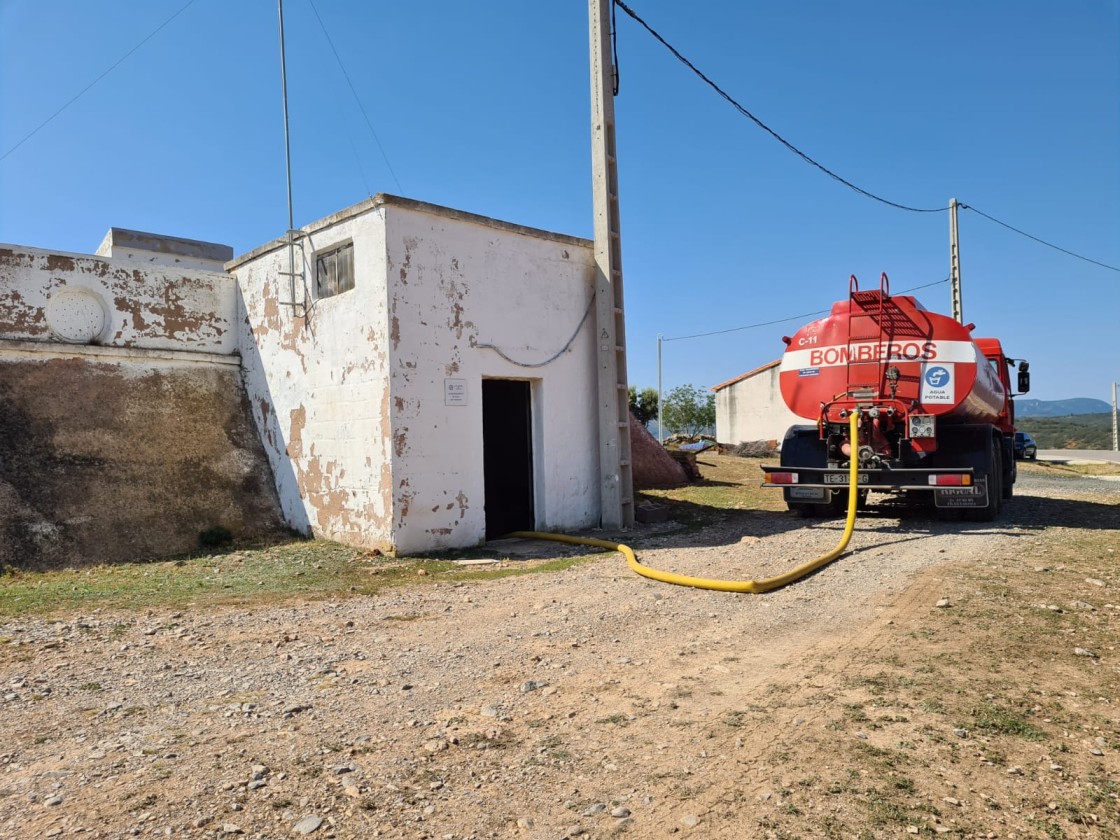 Los Bomberos de la Diputación de Teruel suministran 252.000 litros de agua a cuatro municipios