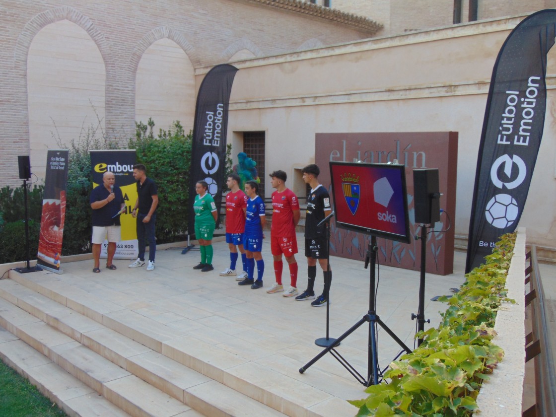 La nueva equipación del CD Teruel, guiño a la estrella mudéjar y a Los Amantes de Teruel