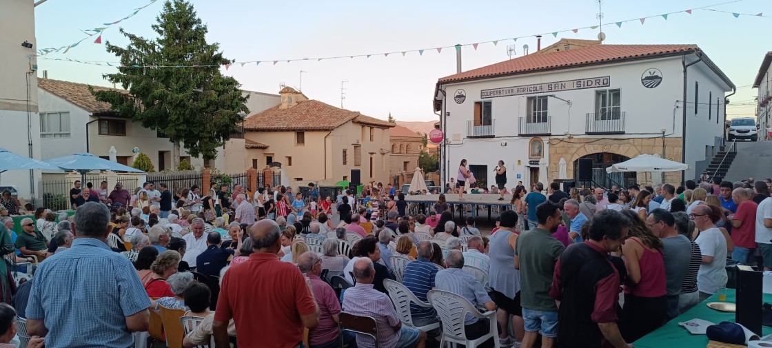 Quince cortadores  de jamón acuden al encuentro de Alfambra a favor de la AECC