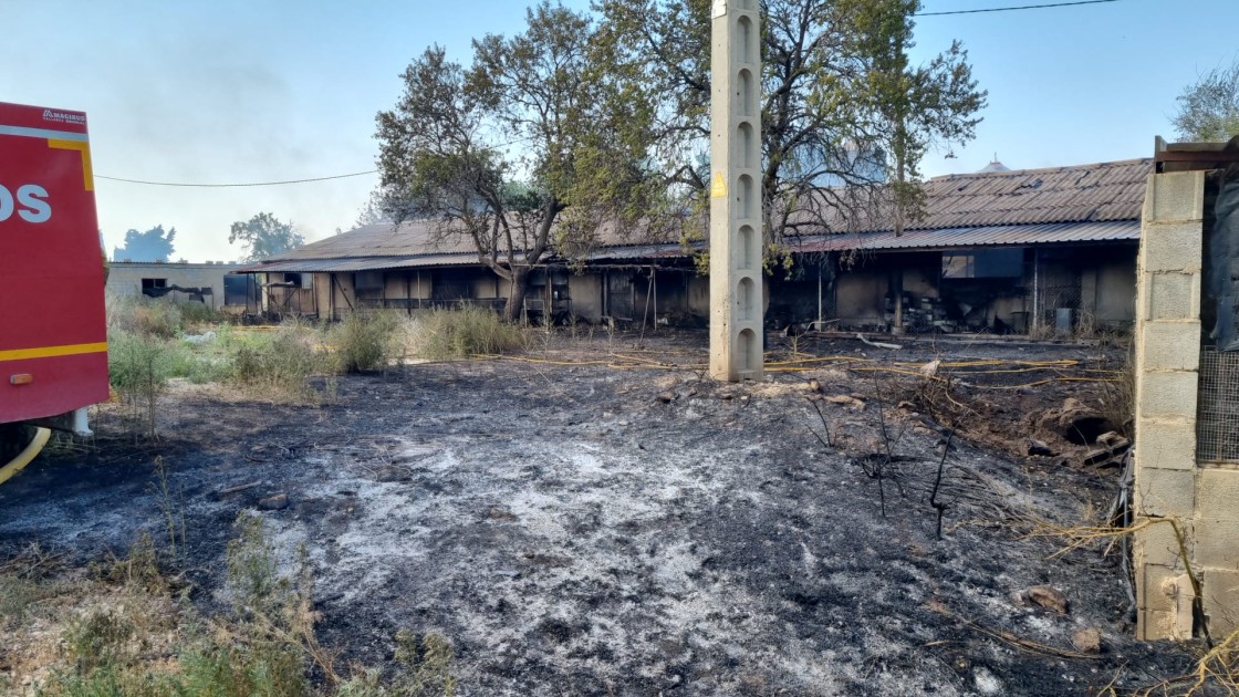 Bomberos de la DPT y una cuadrilla forestal intervienen en un incendio de una nave abandonada en Calaceite