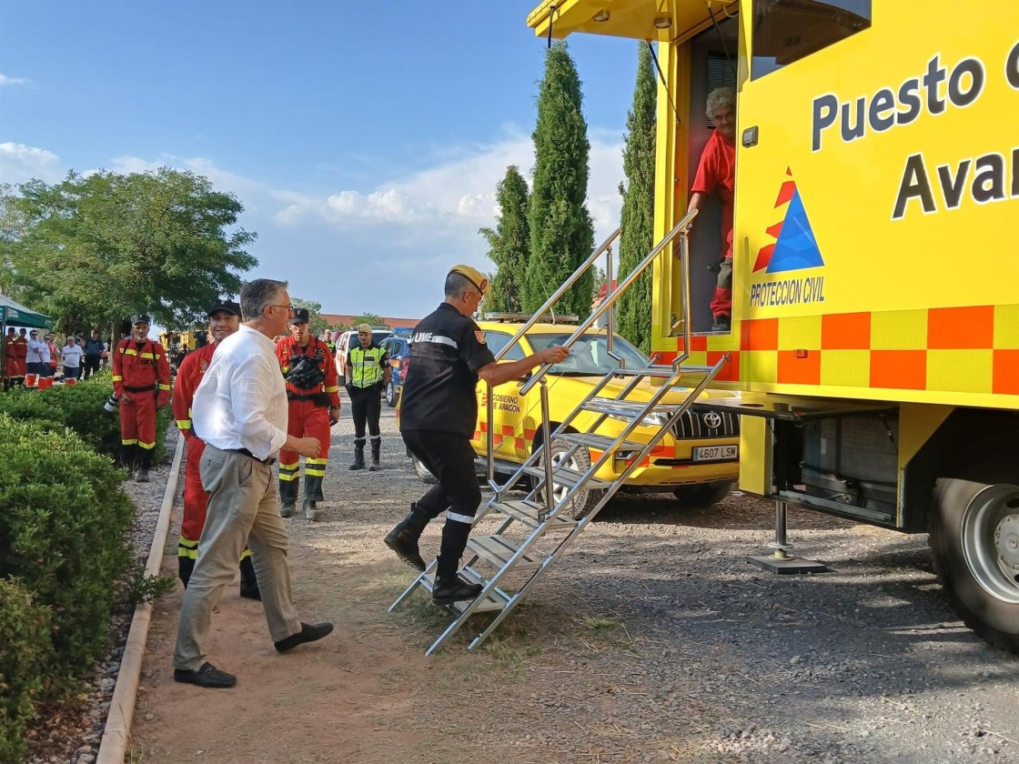 Los servicios de extinción esperan dar por controlado este martes el fuego en Corbalán