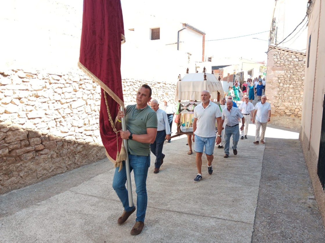 La cabalgata de disfraces, la traca y el pregón desatan la fiesta en Singra