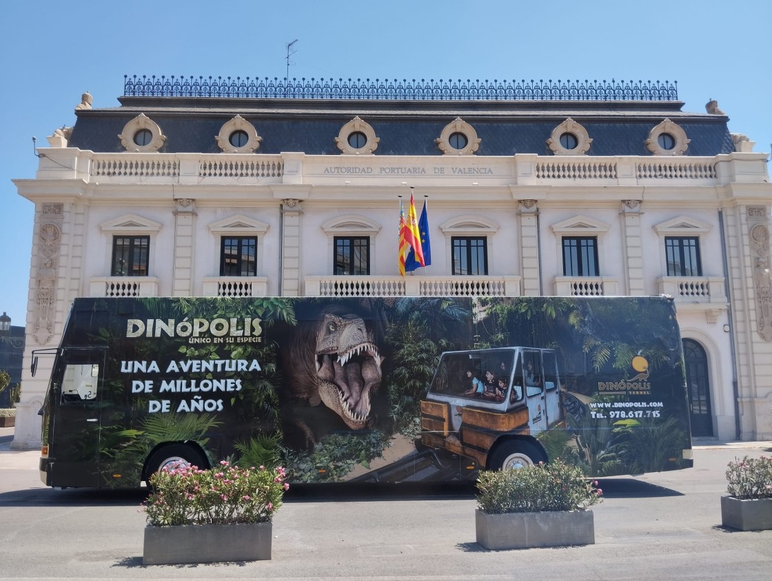 Dinópolis ‘rugirá con fuerza’ con su autobús promocional y su dinosaurio articulado en el Gran Premio GoPro Aragón