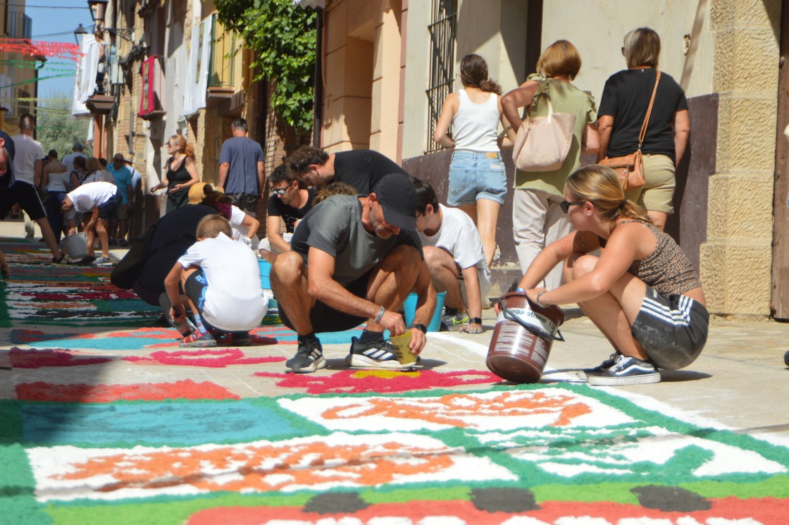 Las alfombras de serrín de Aguaviva celebran ser Bien Cultural Inmaterial regional con ‘Las cuatro estaciones’