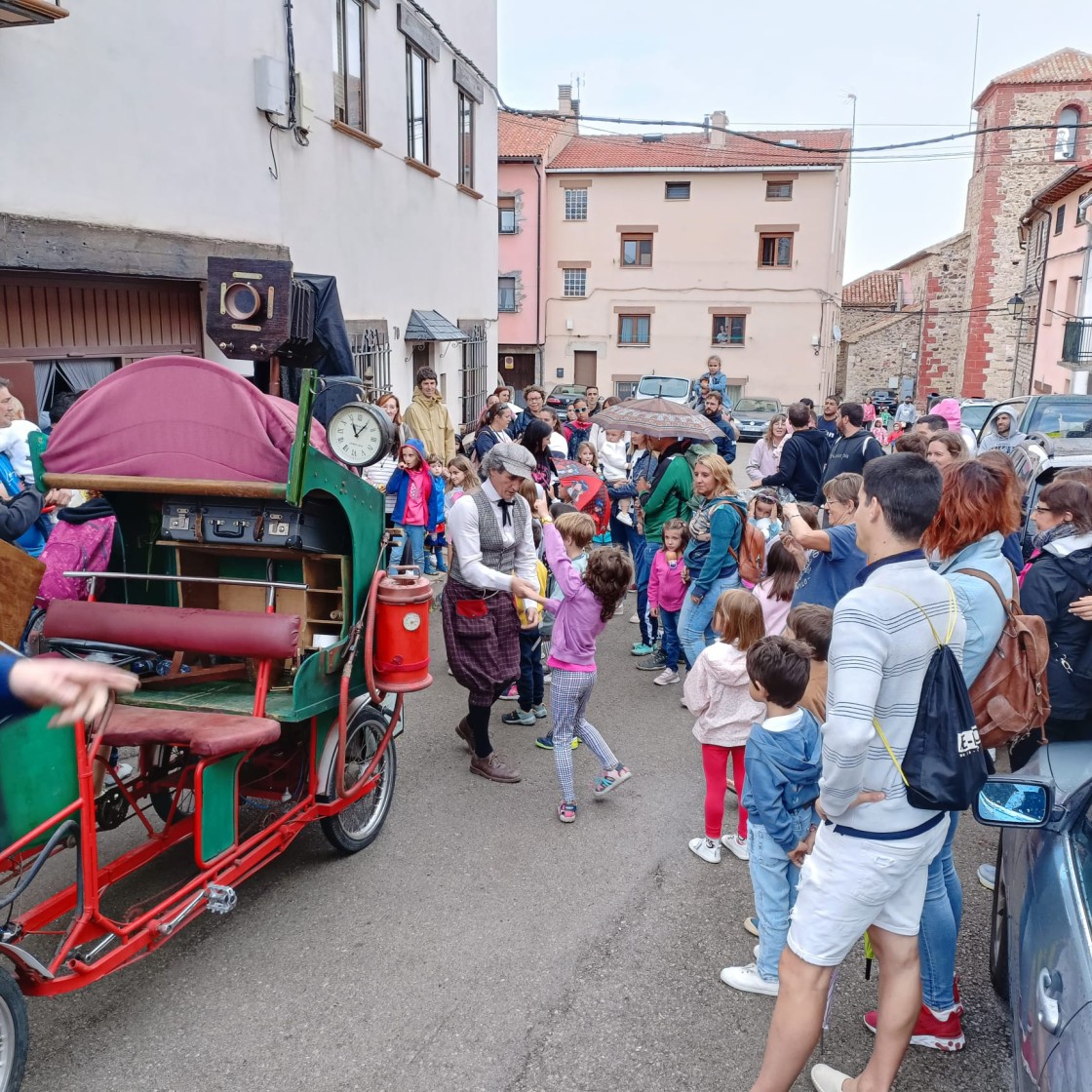 Cerca de un millar  de personas disfruta en Bronchales del  plan B de Carabolas