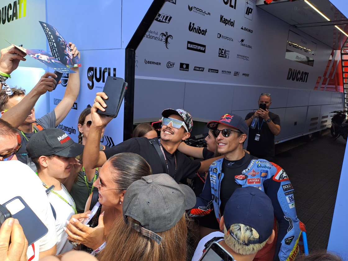 ‘Carreras’ por la sombra, despedidas moteras, selfis con Márquez y una pedida  de mano en las gradas