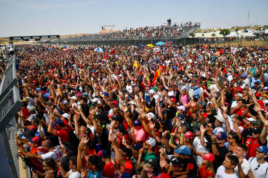 El público vibra con la resurrección del '93'  y disfruta con un podio español desde la pista de Motorland