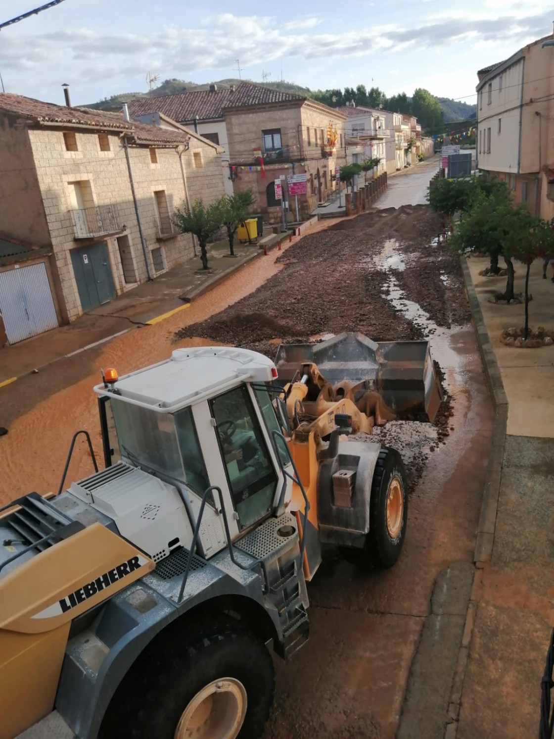 La riada emboza la red de saneamiento en Báguena y obliga  a desalojar la verbena