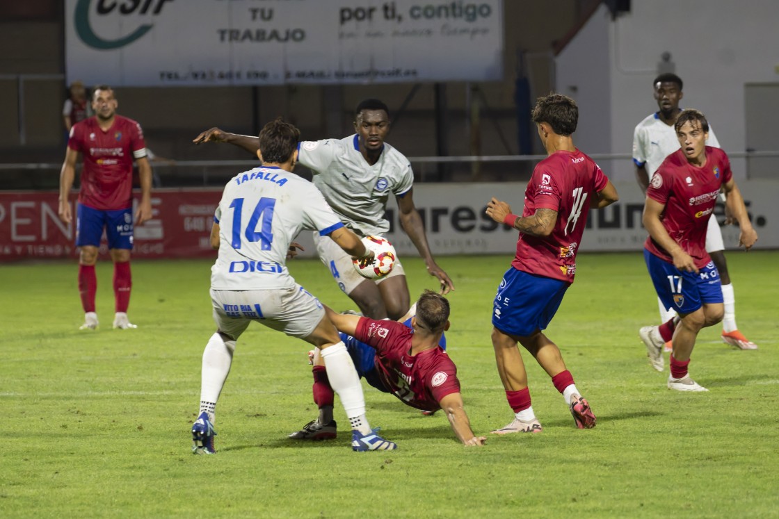 El CD Teruel crece pero no culmina y arranca la liga con un empate al final (1-1)