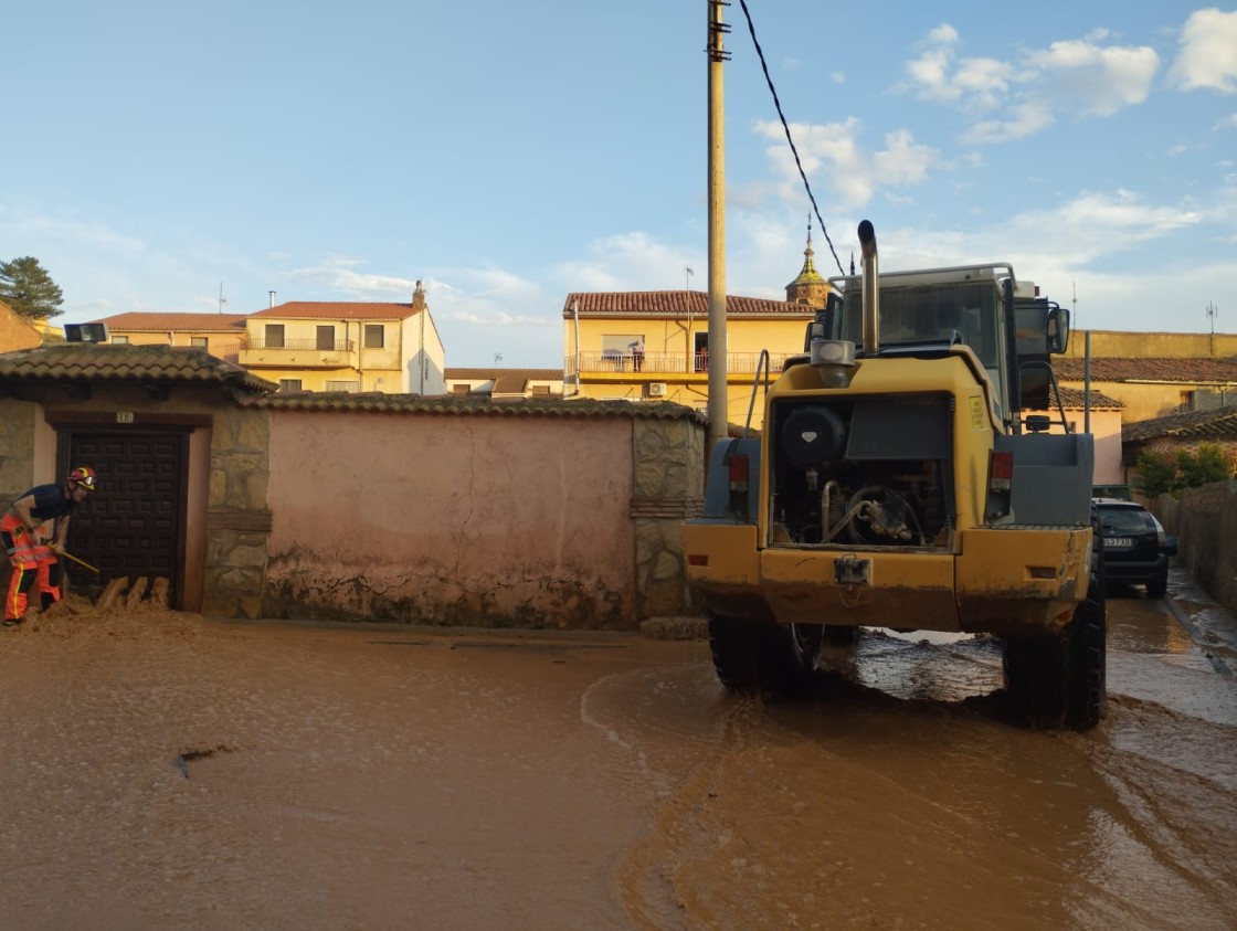 Los Bomberos de la DPT evacuan de agua una finca en Báguena