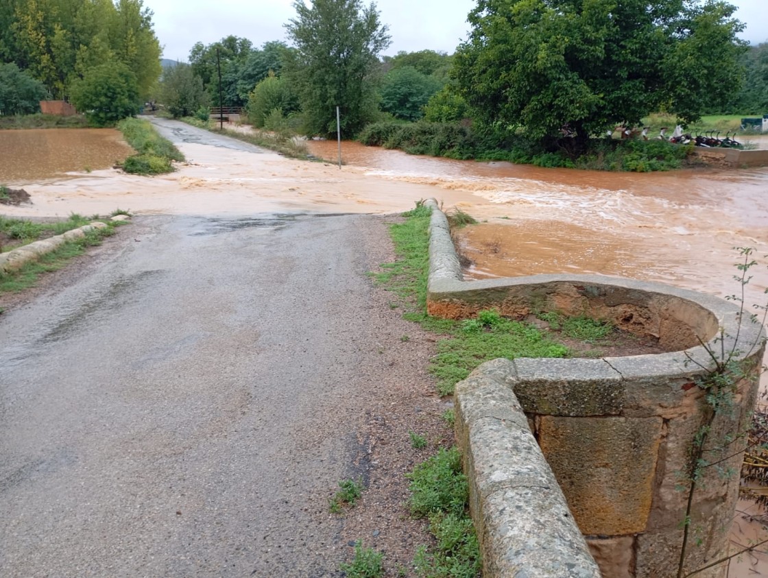 El río Jiloca se desborda y corta por quinto día la N-234 a su paso por Burbáguena