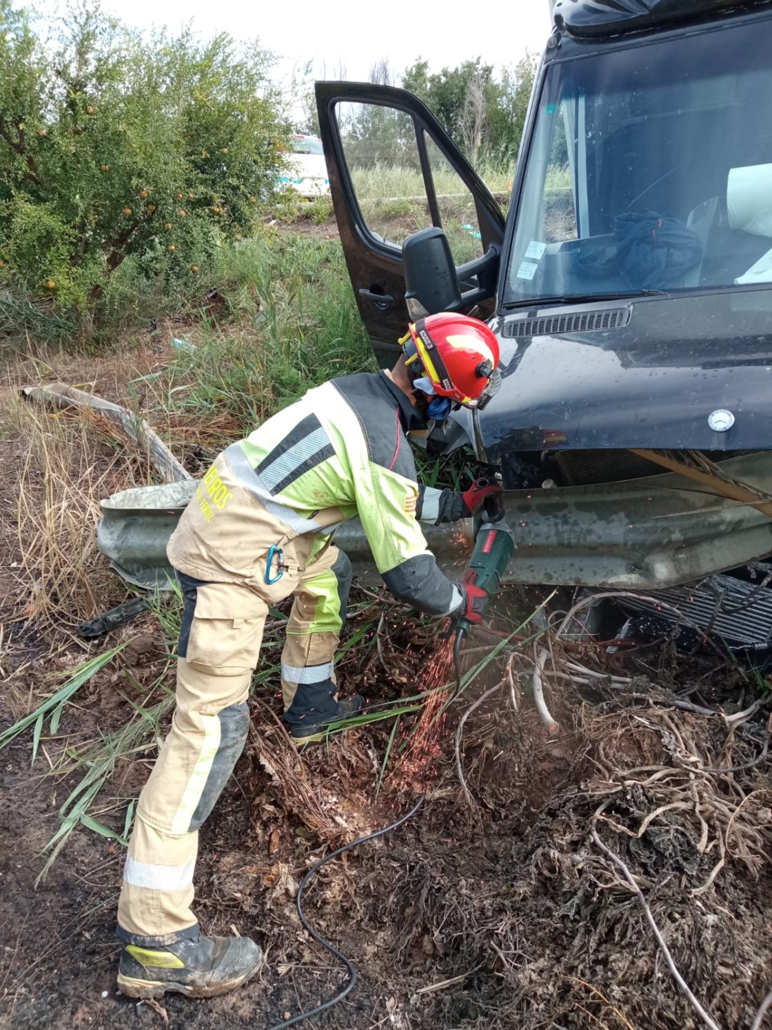 Los bomberos de la DPT intervienen en un accidente de tráfico en la N-232