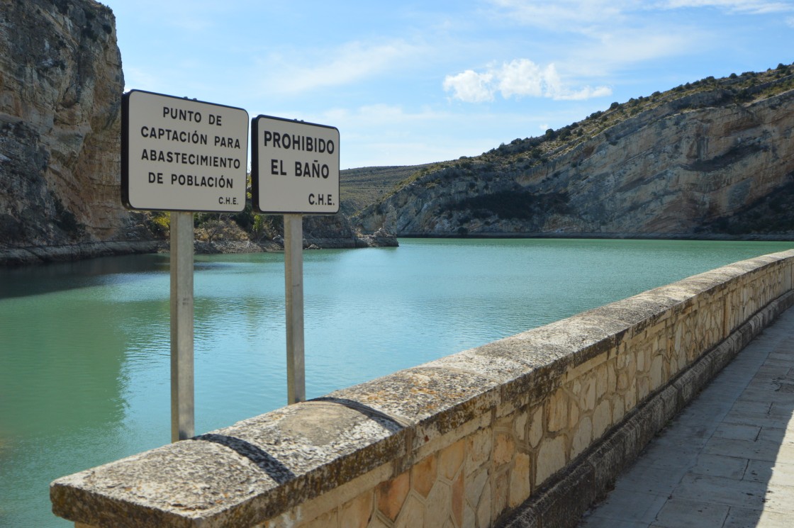 Los pueblos que beben de Cueva Foradada rellenan sus depósitos