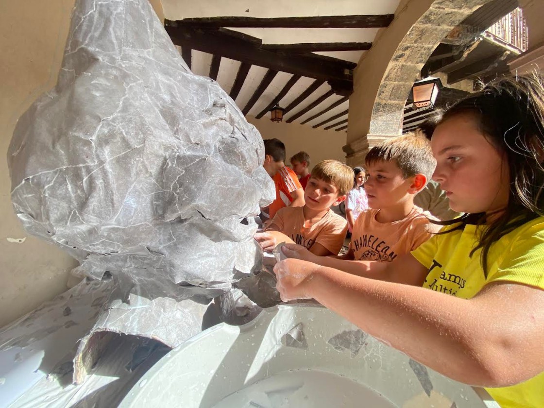 Los niños de Albarracín crean los cuatro primeros cabezudos de su comparsa