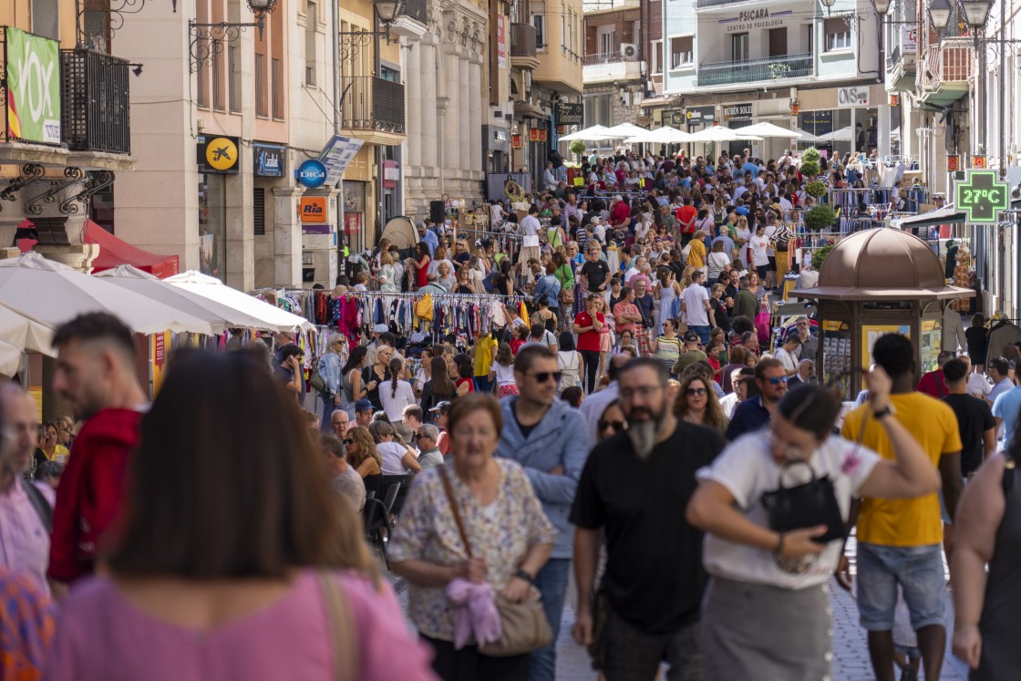 Los turolenses se echan  a la calle masivamente durante la XXI Feria  de Oportunidades