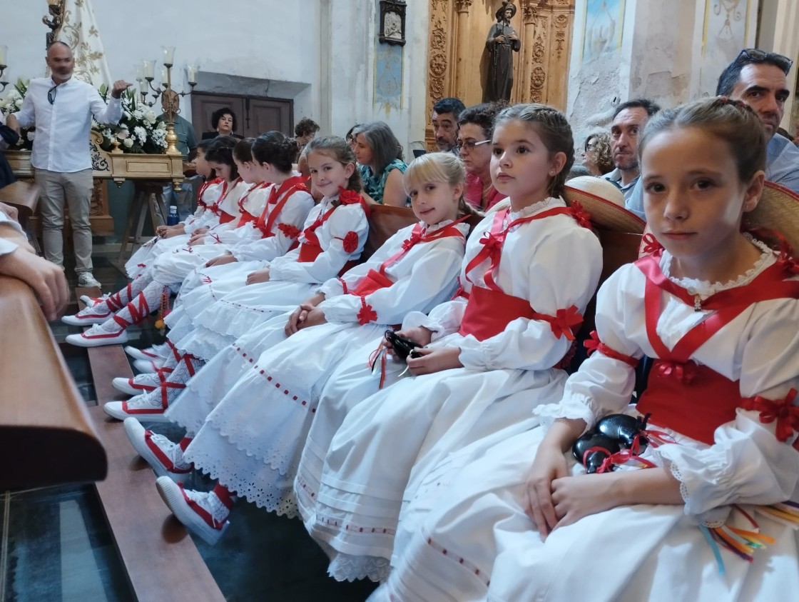 Los danzantes de Alcalá  y La Iglesuela perpetúan una tradición multicolor