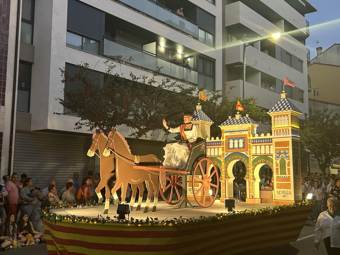 Música, deportes y color en el desfile de carrozas de Alcañiz