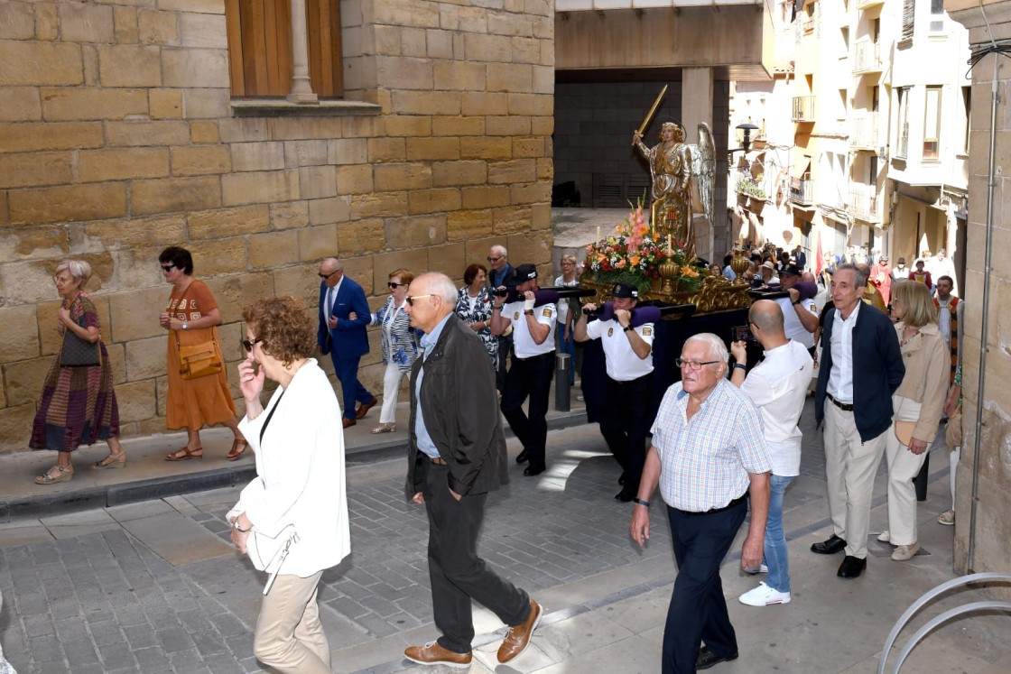 El Santo Ángel Custodio pasea en procesión por las calles del casco histórico de Alcañiz