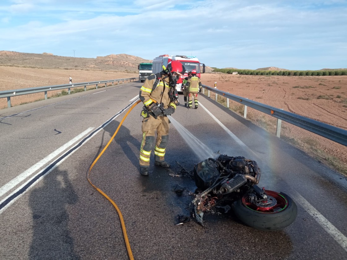 Arde una moto tras un accidente  en la N-232 a la altura del Regallo