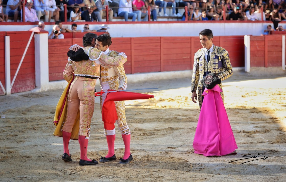 Solitaria oreja de Sánchez Vara en Andorra con Javier Castaño sustituyendo a Chacón