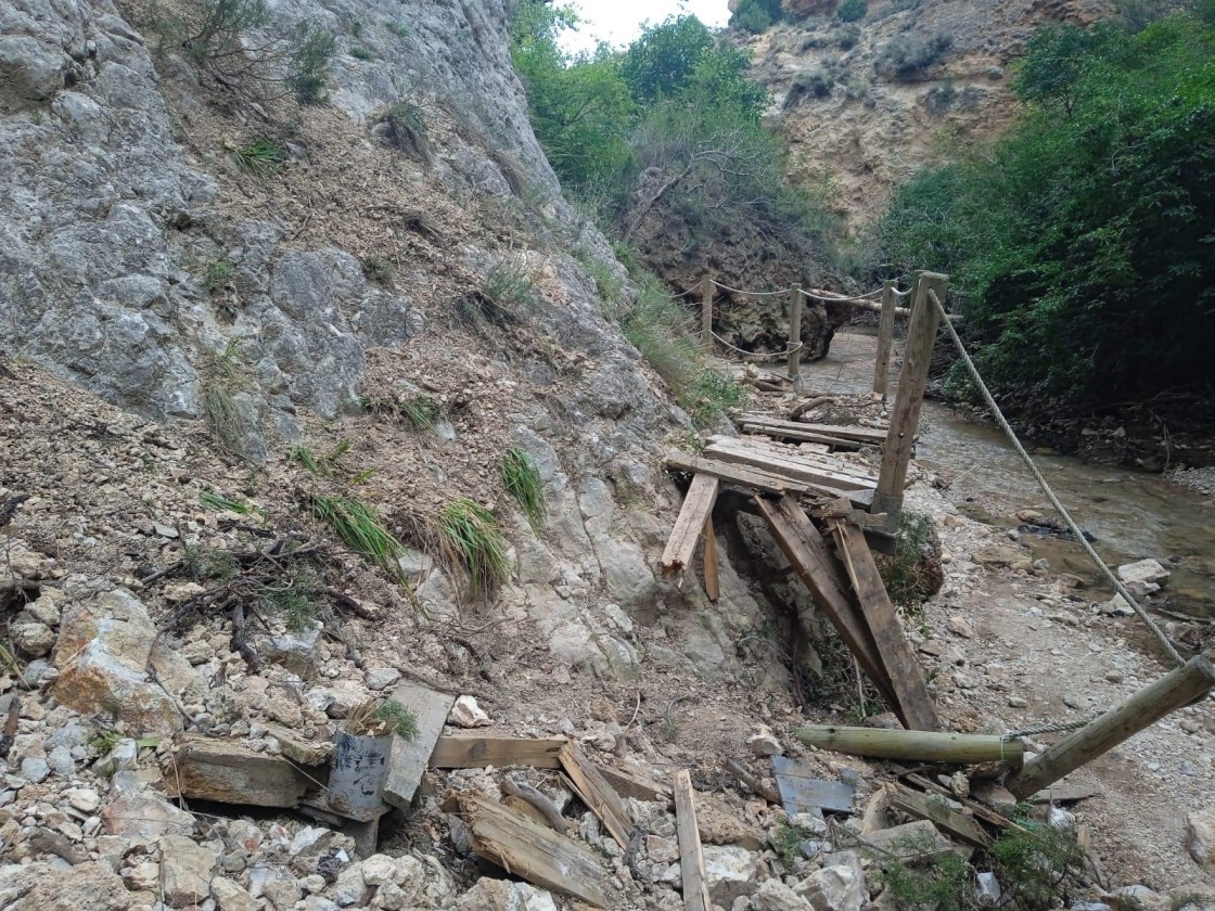 Las riadas se llevan por delante varias pasarelas en los senderos del río Martín