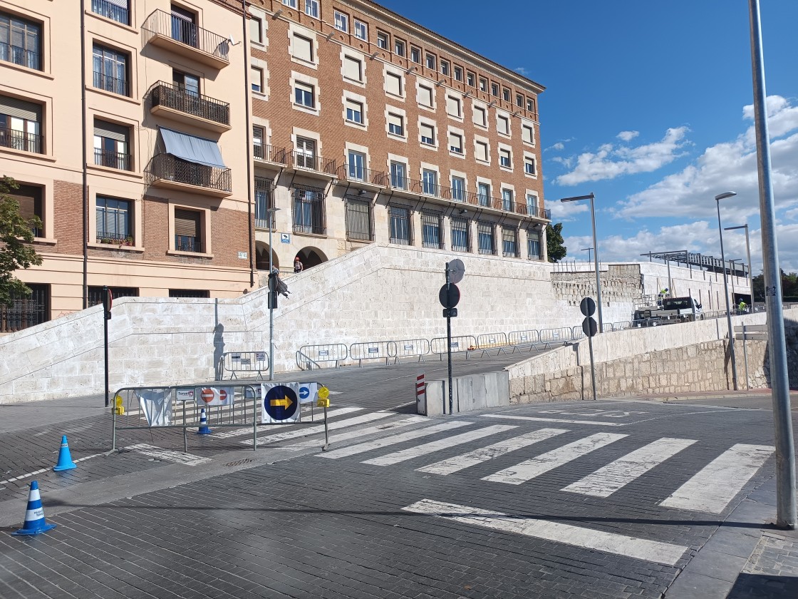 Corte de uno de los carriles y de la acera de la Glorieta para las obras del muro