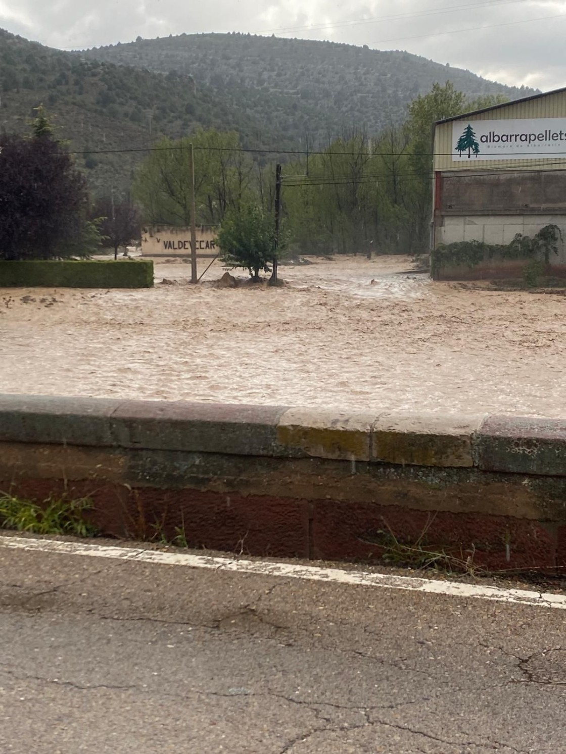 Un fuerte aguacero causa daños en la zona de la rambla de Valdevécar, en Albarracín