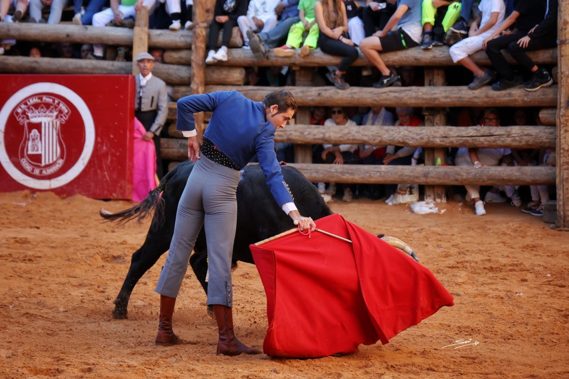 Albarracín disfruta de la extraordinaria bravura de un novillo de Juan Vicente Mora