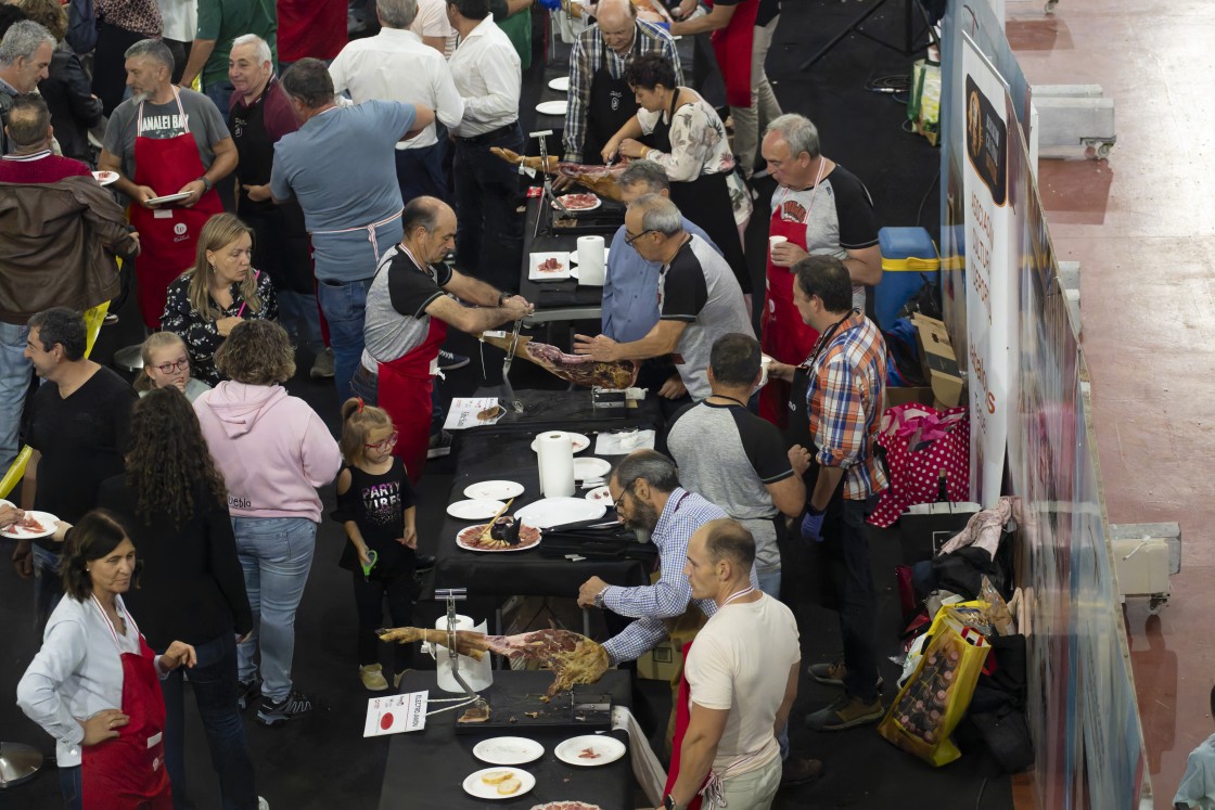 Las Ferias del Jamón celebran cuatro décadas compaginando la parte profesional y la lúdica