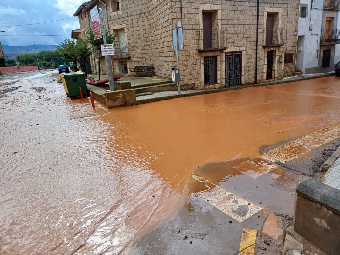 Viajeros del tren, trasladados en bus a Teruel al desbordarse el río Huerva