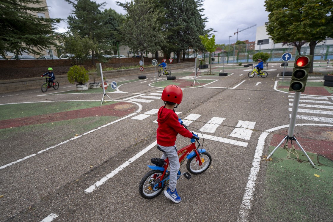 Los jóvenes ciclistas turolenses se familiarizan con  las normas de tráfico