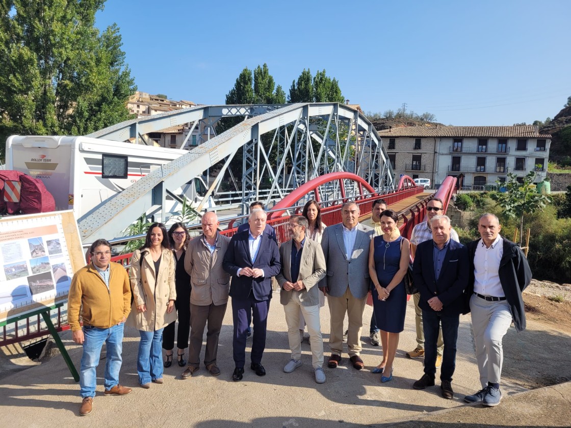 Octavio López inaugura la pasarela peatonal de Valderrobres que mejora la seguridad de los peatones en el municipio