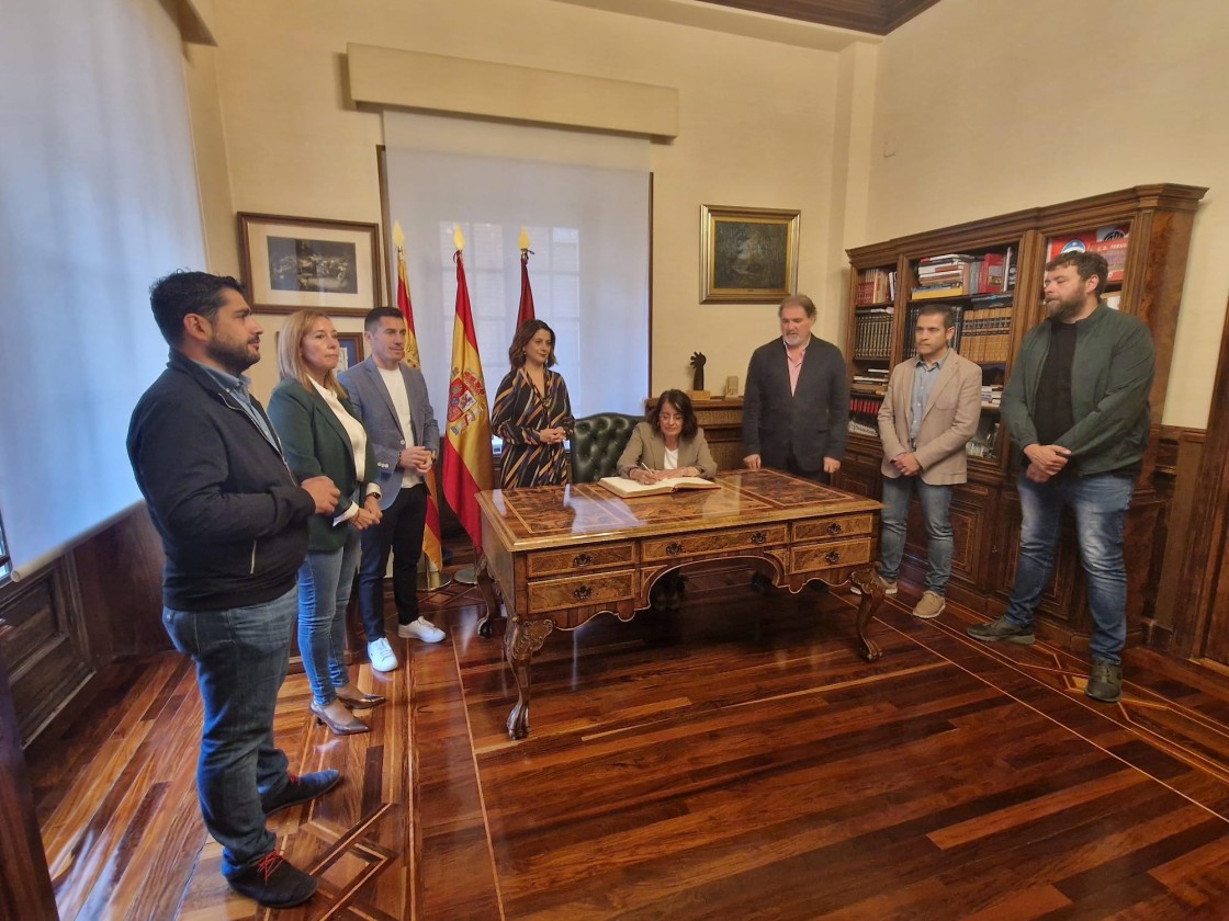 La alcaldesa recibe en el Ayuntamiento a la Justicia de Aragón