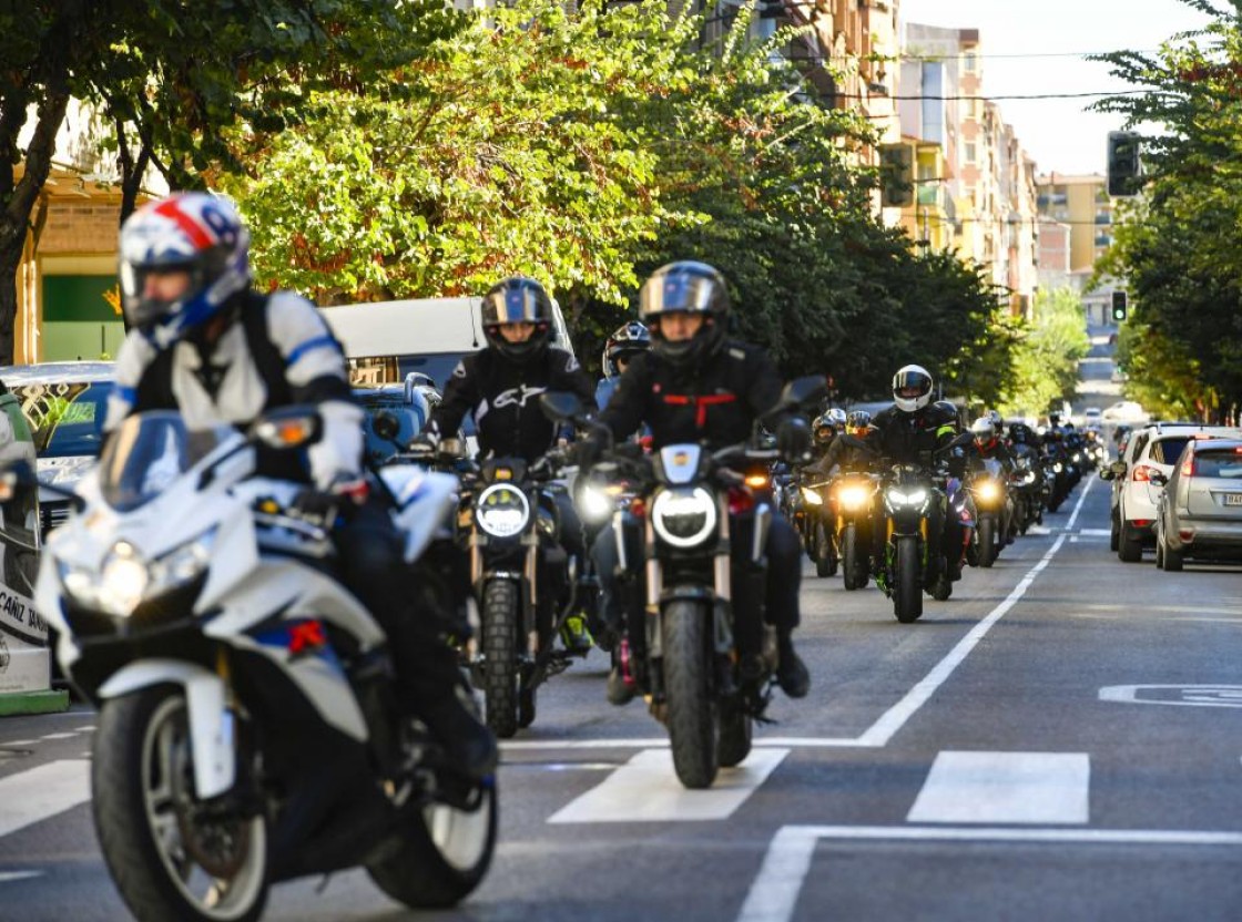 Centenares de motoristas en el 'abrazo' de Motorland al mítico Circuito de Alcañiz