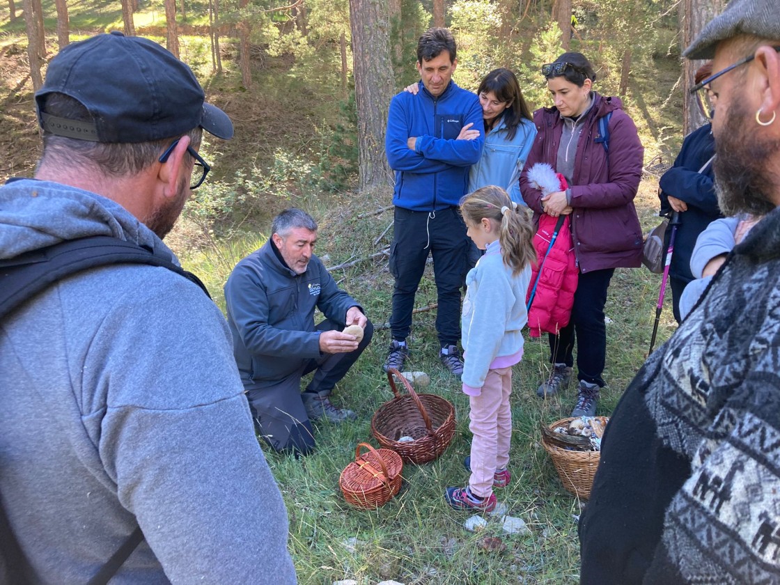 El monte de Gúdar ofrece sus ricos tesoros  y enseñanzas a mayores y pequeños