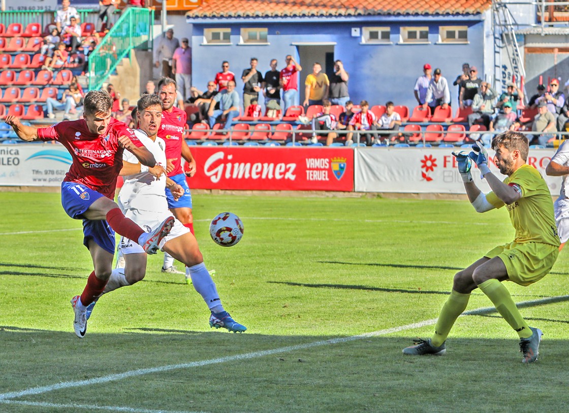 Deshacer el trivote impulsa al Teruel a una hora de fútbol de buen nivel