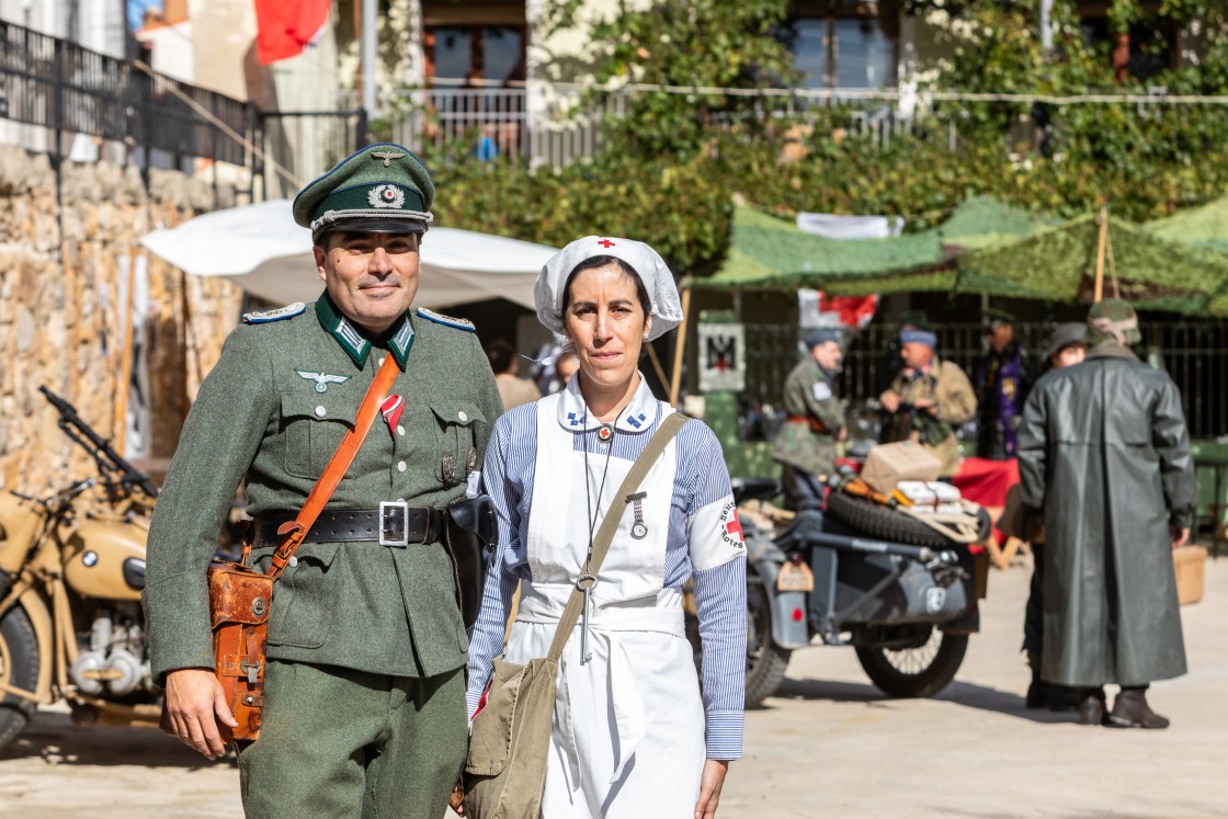 Roberto Cañón y Uxúe Abate, recreacionistas del IX Memorial March de Albentosa: “El recreacionismo no tiene que ver con la ideología, yo voy de alemán nazi y soy muy rojo”